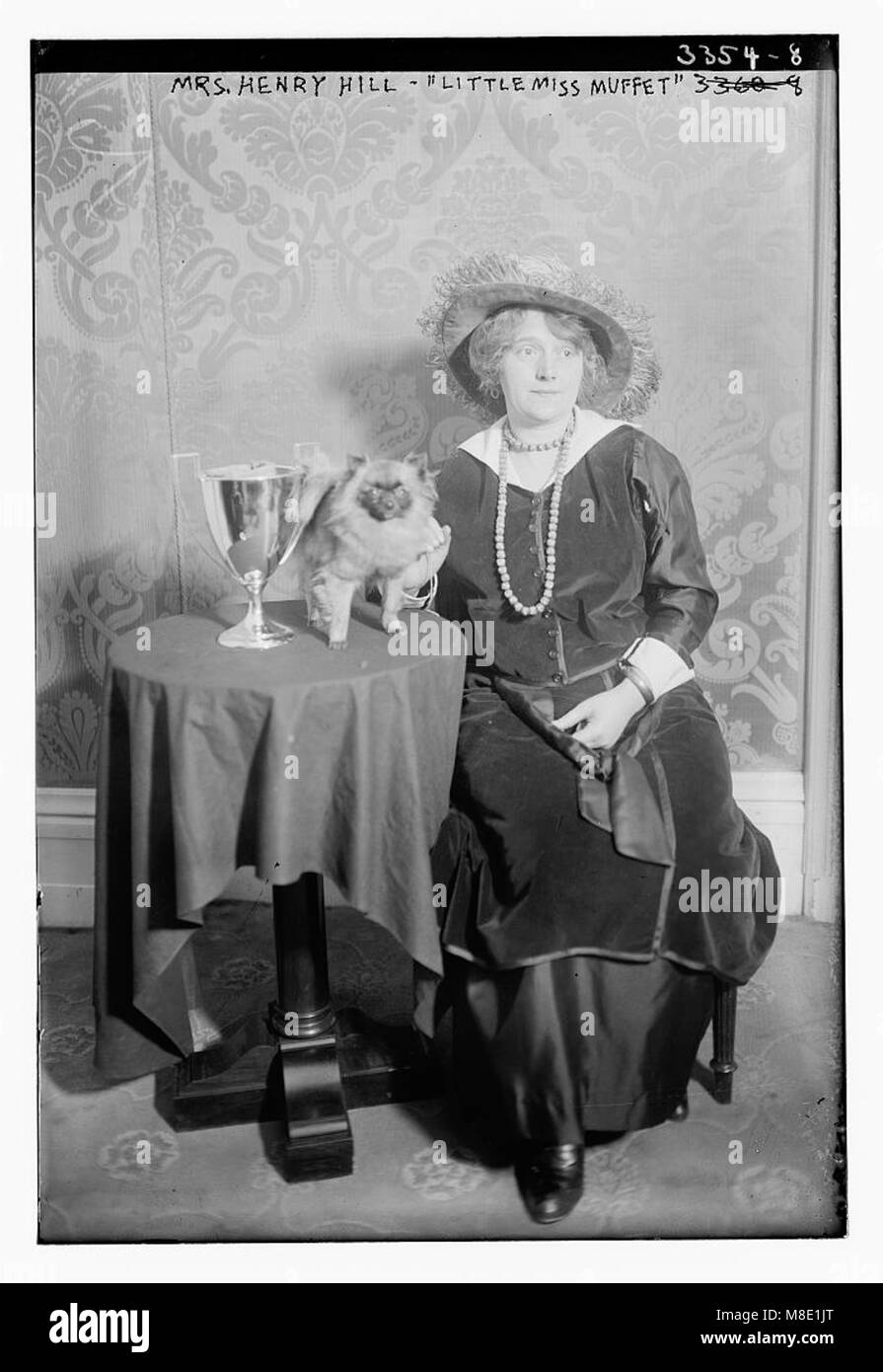 Cette image représente MRS Henry Hill, vu avec son animal de compagnie dans une scène inspirée de la comptine 'Little Miss Muffet'. La photographie reflète la vie sociale et les traditions familiales du début du XXe siècle. Banque D'Images Cette image représente MRS Henry Hill, vu avec son animal de compagnie dans une scène inspirée de la comptine 'Little Miss Muffet'. La photographie reflète la vie sociale et les traditions familiales du début du XXe siècle. Banque D'Images