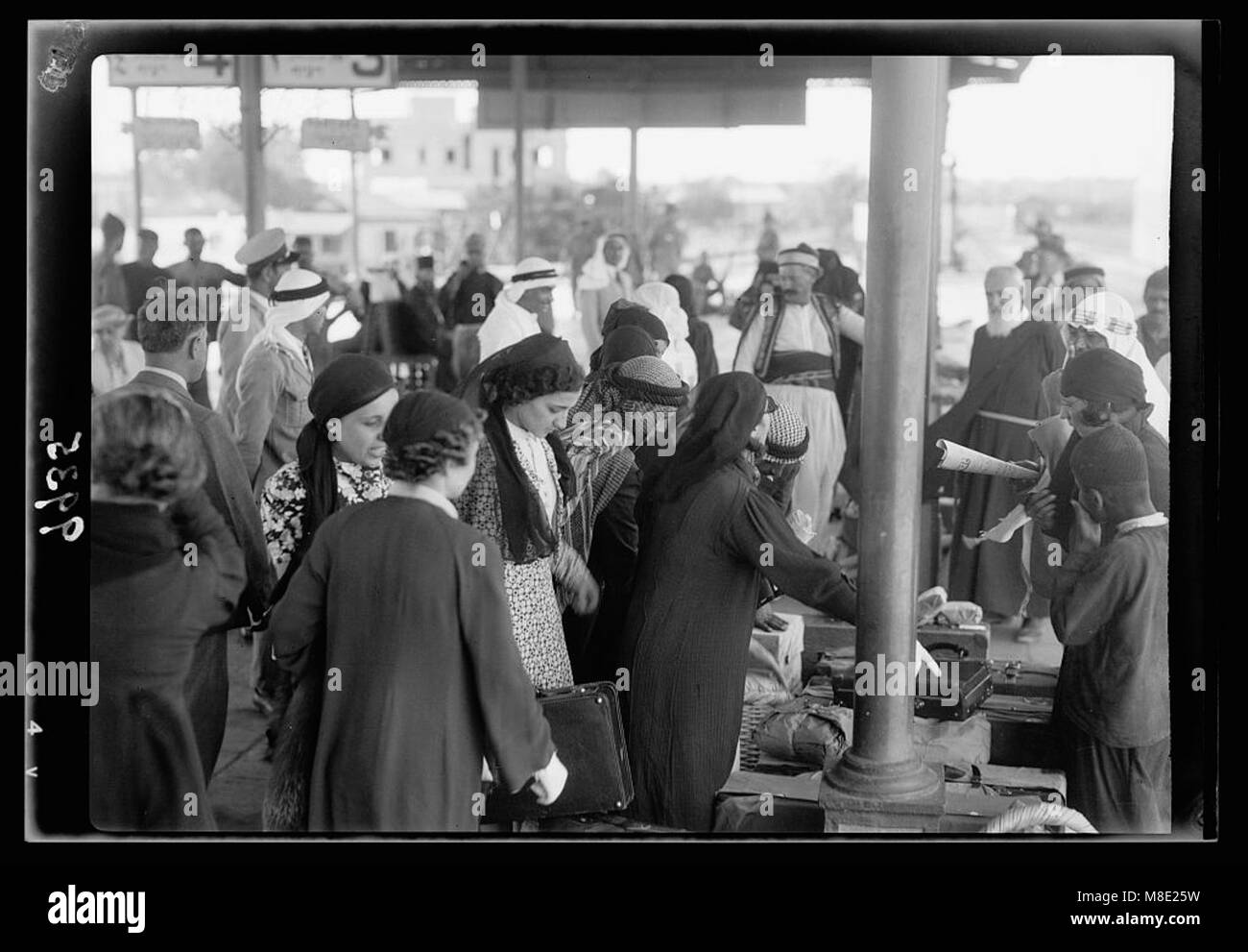 Photographie du 12 octobre 1938 montrant une délégation de femmes arabes à Lydda Junction, qui se prépare à partir pour le Caire. L'image capture un moment franc avant leur départ. Banque D'Images