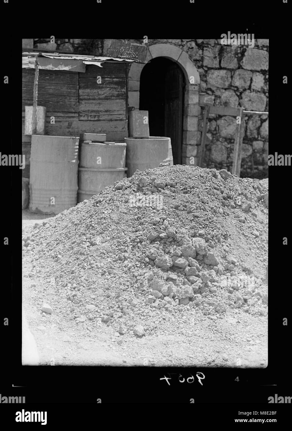 Cette image représente un tas d'argile broyée, un matériau essentiel utilisé dans la céramique, la construction et diverses applications industrielles. La photographie souligne la forme brute de cette ressource polyvalente. Banque D'Images