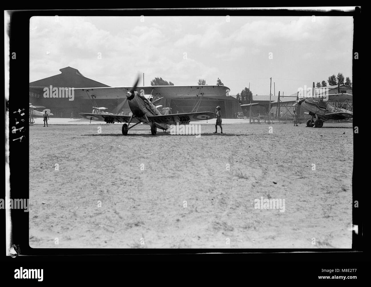Un avion de la Royal Air Force (R.A.F.) se met en taxi à l'aérodrome de Ramleh, se préparant aux opérations de vol. La scène capture l'importance de l'aérodrome dans l'aviation militaire à l'époque. Banque D'Images