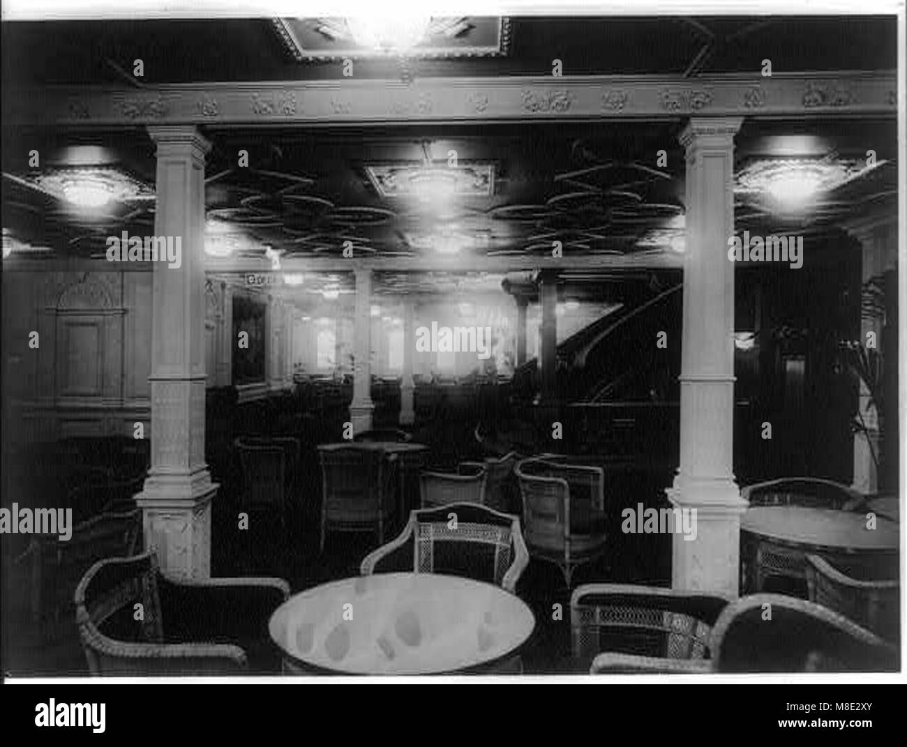 Une image de la salle de réception à bord du RMS Olympic, un paquebot britannique. La photographie met en valeur le design intérieur luxueux du navire au début du XXe siècle. Banque D'Images