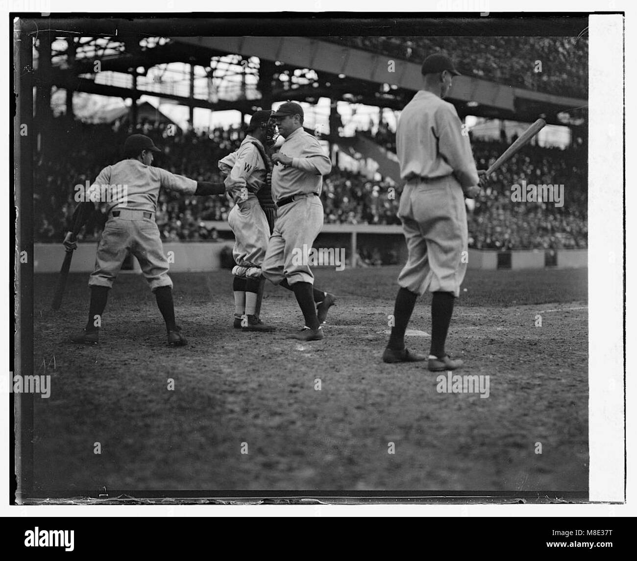 Une photographie de Babe Ruth frappant son premier home run, capturée le 21 avril 1924. Cette image marque un moment important dans la carrière de l'un des joueurs les plus légendaires du baseball. Banque D'Images