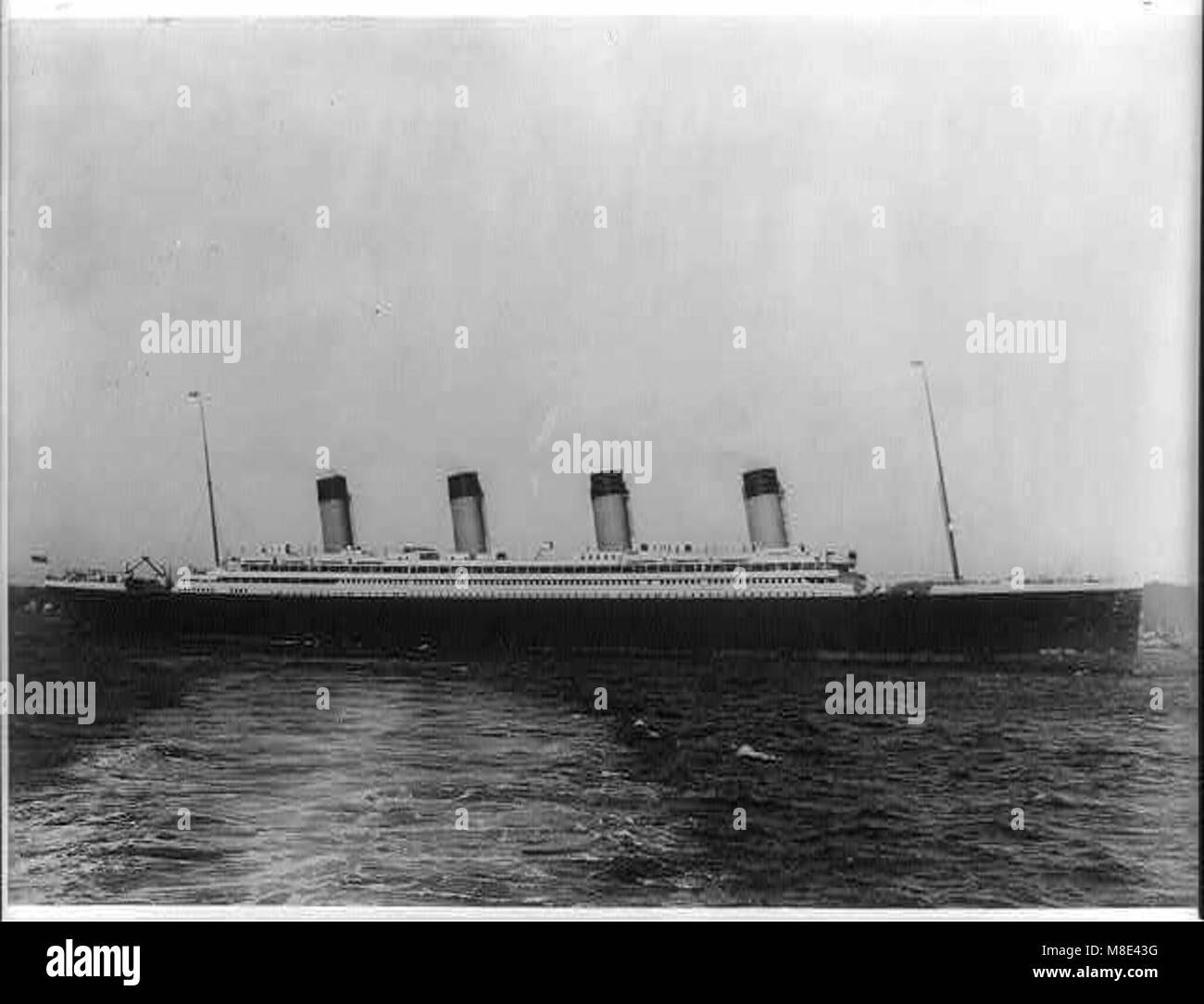 Le S.S. Olympic, lancé en 1911, est montré ici dans une vue tribord pleine longueur. L'Olympic était l'un des paquebots maritimes les plus grands et les plus luxueux de son temps, et servait de navire jumeau au Titanic. Banque D'Images