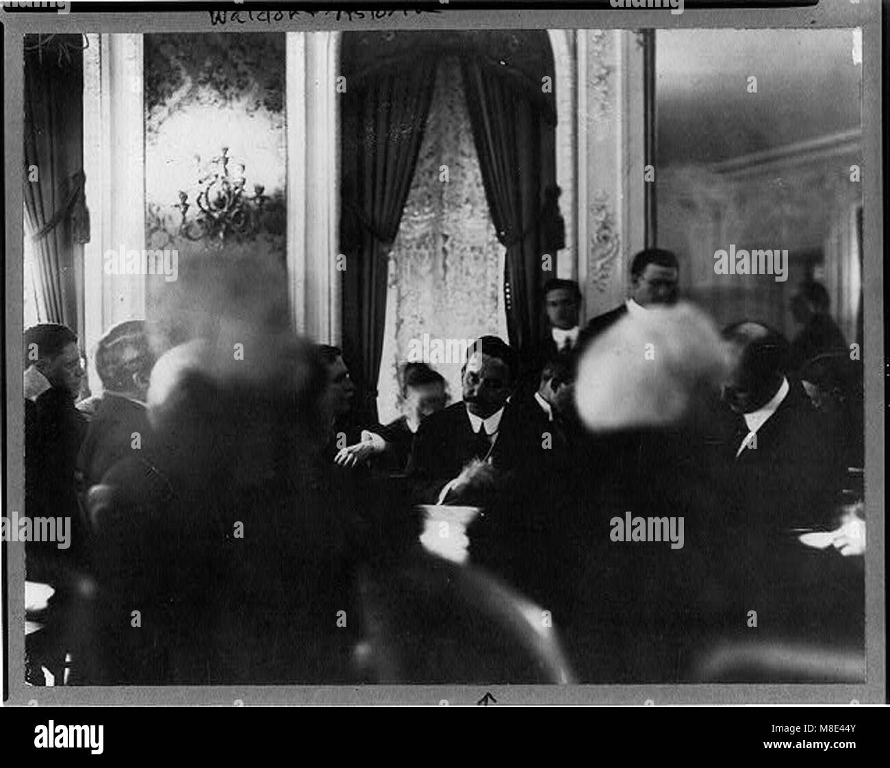 Une session du comité d'enquête du Sénat interrogeant des témoins au Waldorf Astoria au sujet de la catastrophe du Titanic. L'enquête visait à découvrir les détails entourant le naufrage et ses conséquences. Banque D'Images