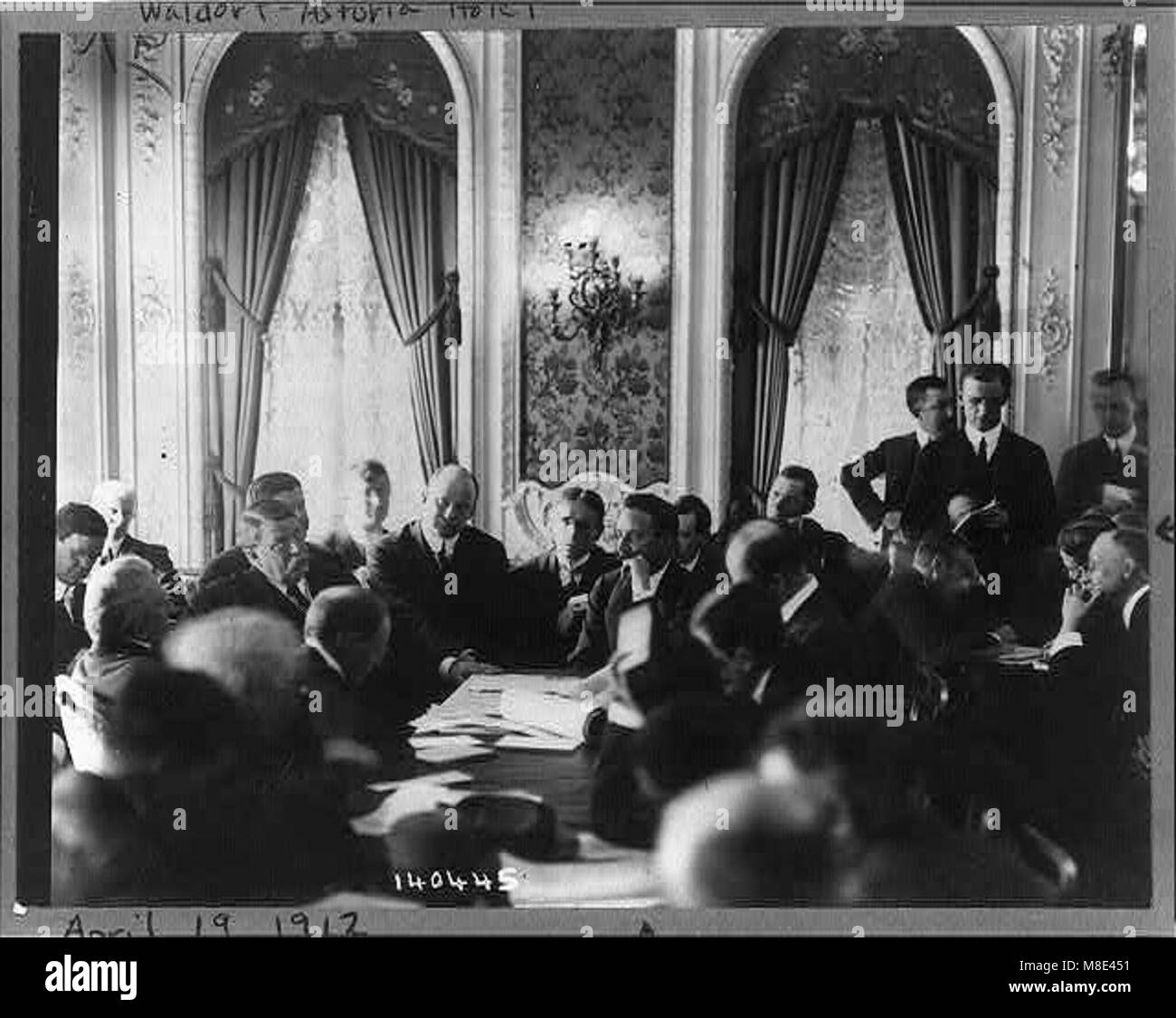 Image du comité d'enquête du Sénat interrogeant des personnes au sujet de la catastrophe du Titanic au Waldorf Astoria. Cet événement historique met en lumière l'enquête sur la tragédie. Banque D'Images