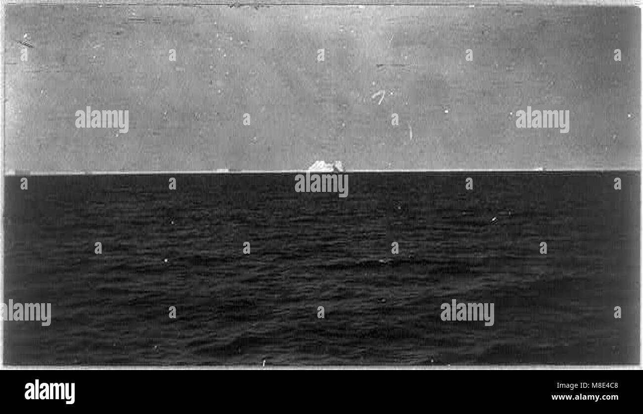 Une vue depuis la S.S. Carpathia montrant l’iceberg qui a coulé le RMS Titanic, marquant l’une des catastrophes maritimes les plus tragiques de l’histoire. Banque D'Images