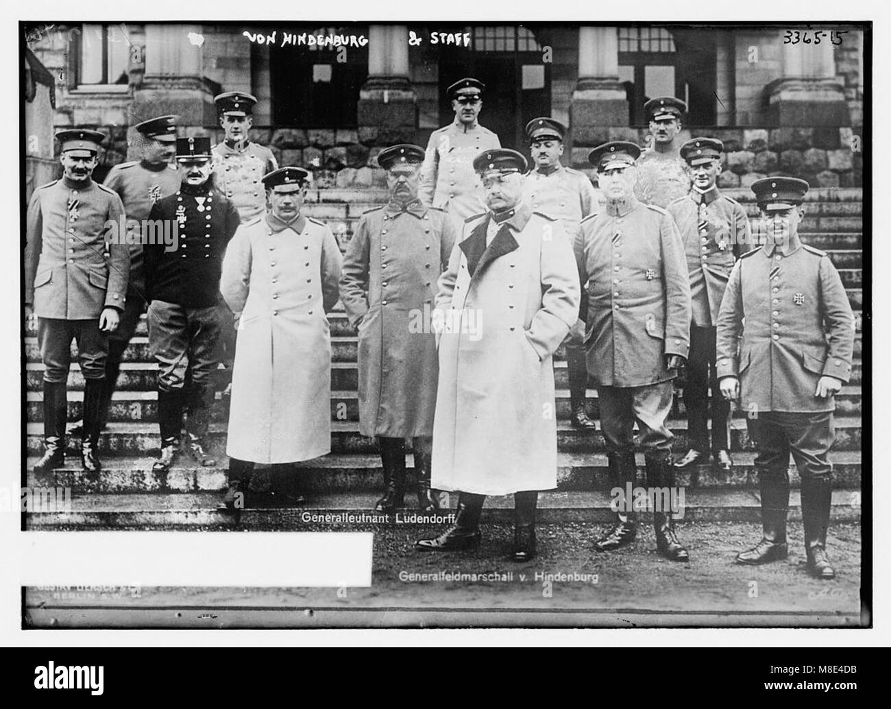 Cette photographie montre le maréchal Paul von Hindenburg avec son personnel. Von Hindenburg était une figure importante de l'histoire militaire allemande, en particulier pendant la première Guerre mondiale et l'entre-deux-guerres. Banque D'Images