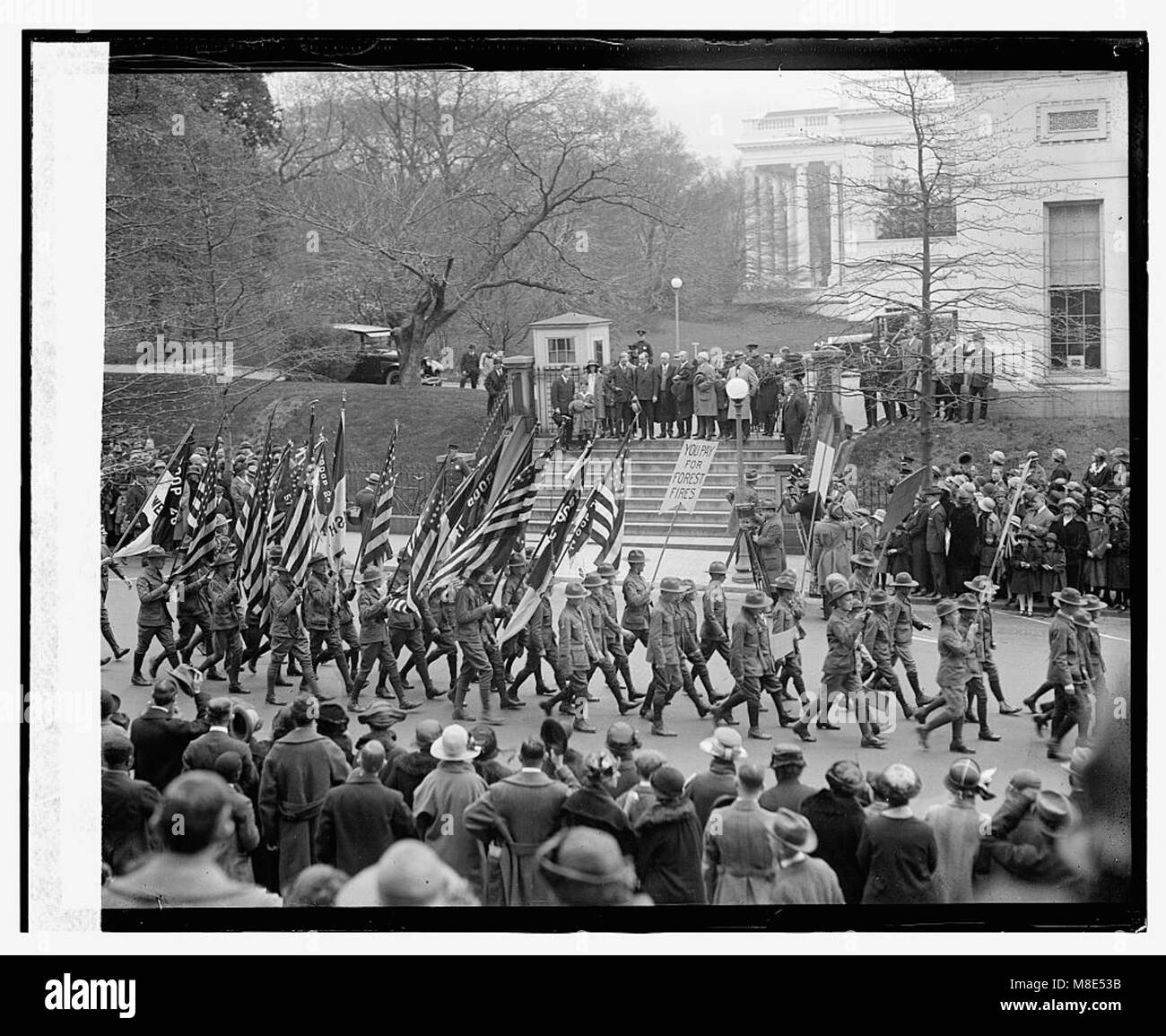Un défilé de scouts organisé le 21 avril 1924, mettant en vedette les scouts en uniforme défilant dans une procession cérémonielle, reflétant la croissance de l’organisation au début du XXe siècle en Amérique. Banque D'Images