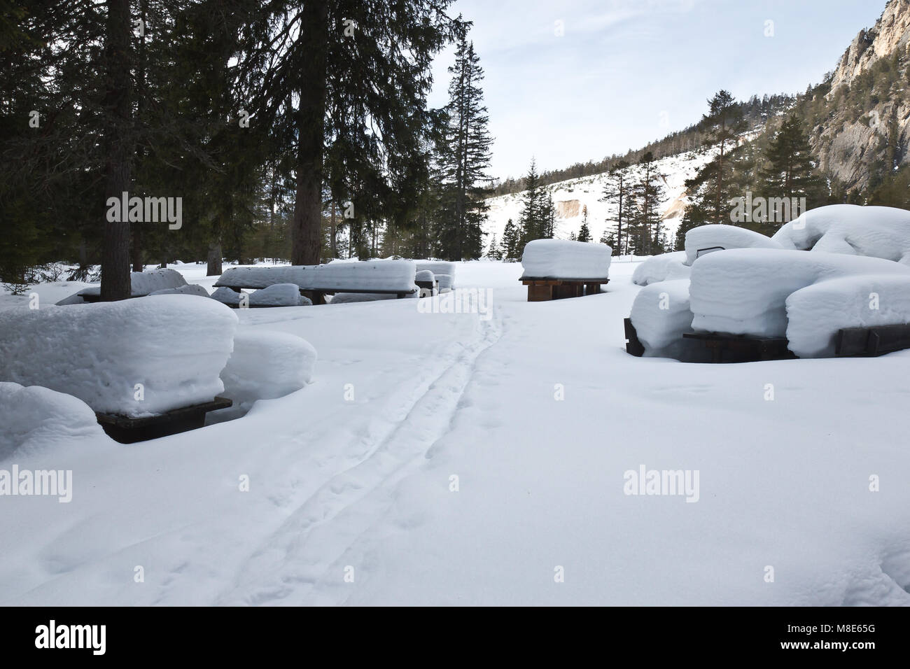 Place de pique-nique couverte dans la neige profonde, Italie Banque D'Images