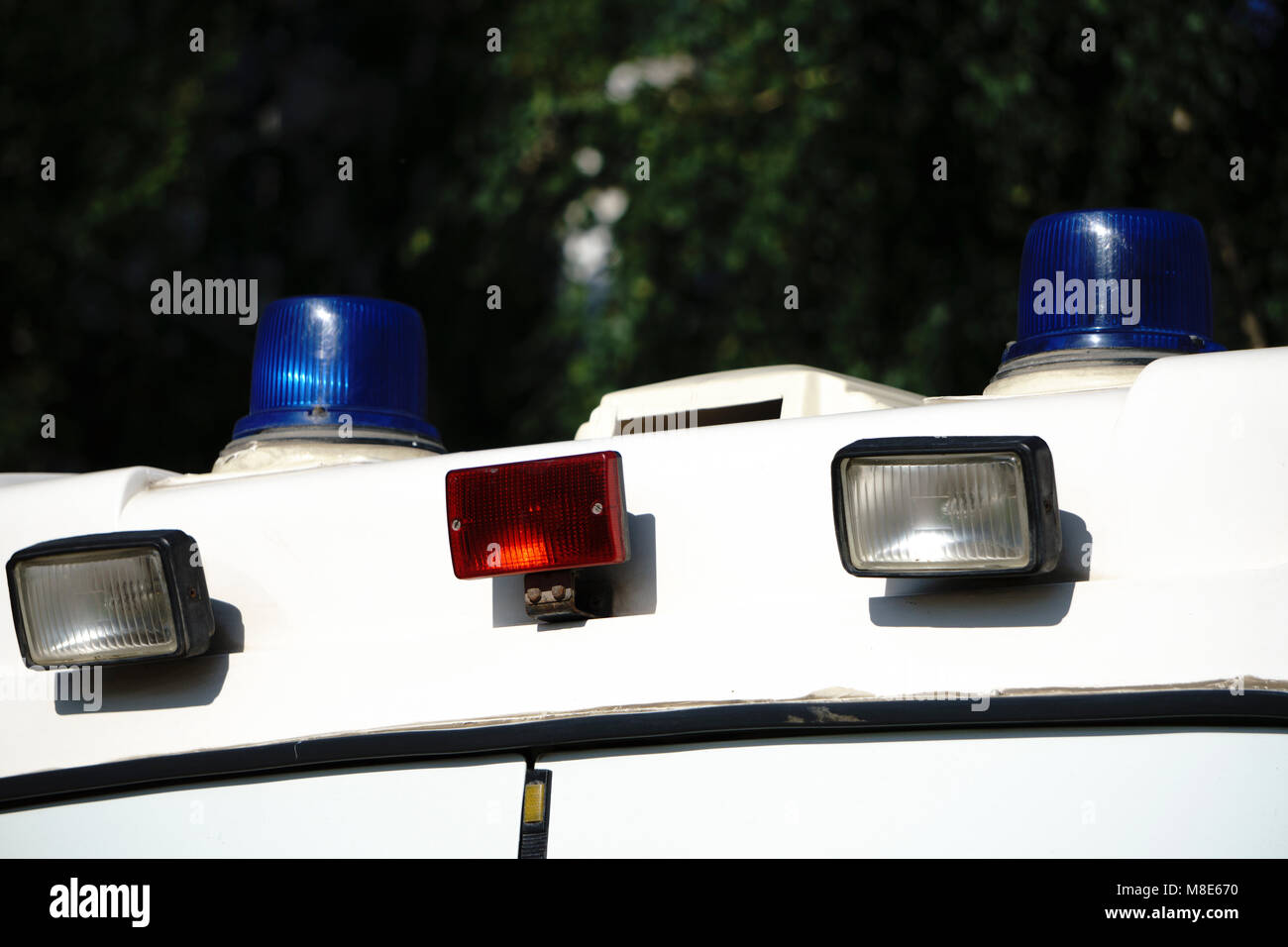 La lumière bleue monté sur le toit de voiture de police Banque D'Images