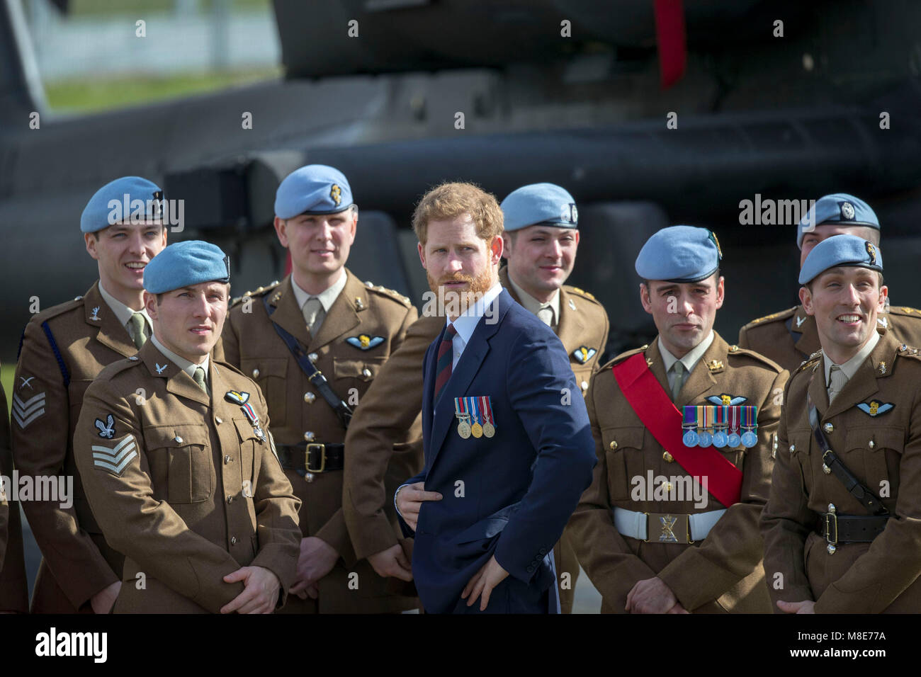 Le prince Harry (au centre) pose pour une photo en face d'un hélicoptère Apache à l'Army Aviation Centre en milieu Wallop, Hampshire, où il a entrepris la formation hélicoptère avancé, afin de présenter les plus récents diplômés avec leurs ailes. Banque D'Images