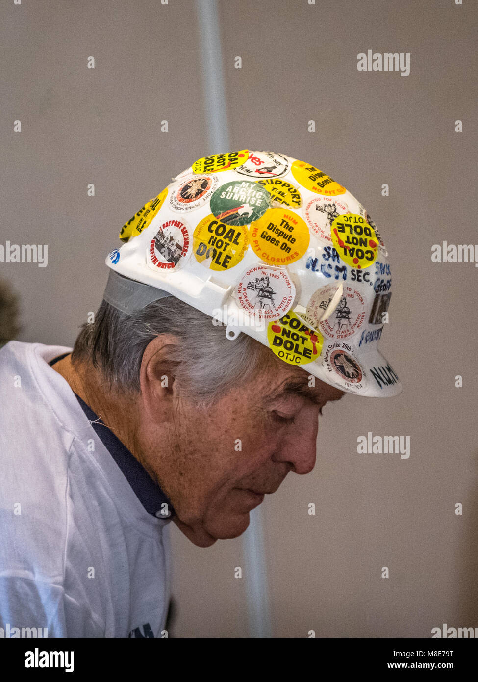 Ex-mineur de charbon avec des autocollants de protestation sur son casque. Banque D'Images