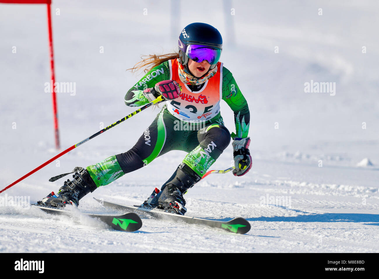 Skieur neige sur le parcours de slalom géant pendant une course. Banque D'Images