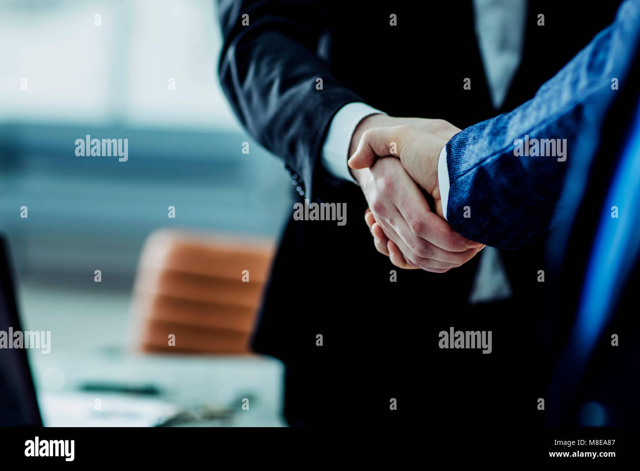 Concept d'un partenariat fiable : une poignée de partenaires d'affaires Banque D'Images