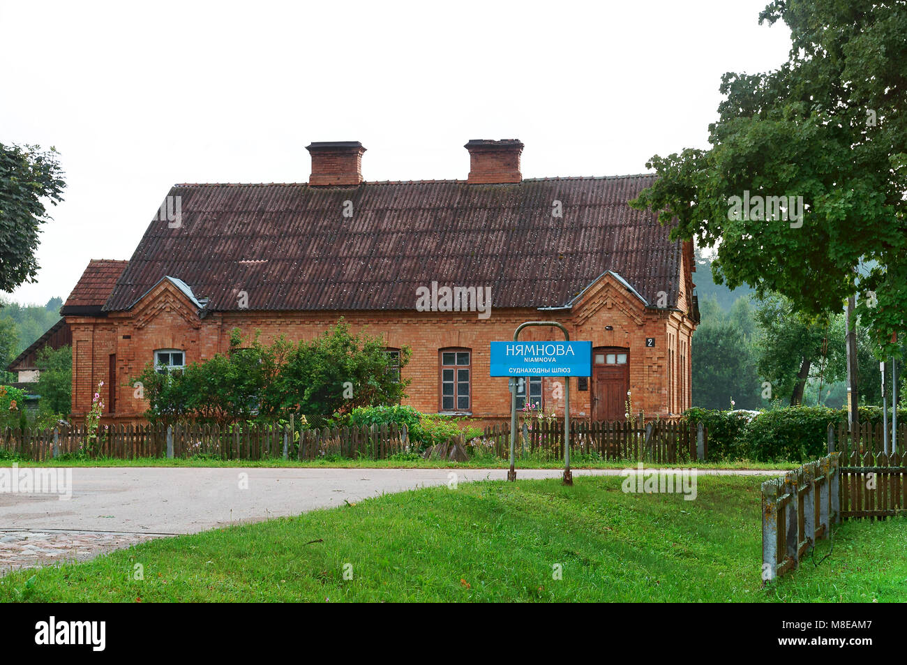 Le Bélarus, région de Grodno, district de Grodno, cheval village nous emmène en taxi, une maison de gardien, Août 2017 Banque D'Images