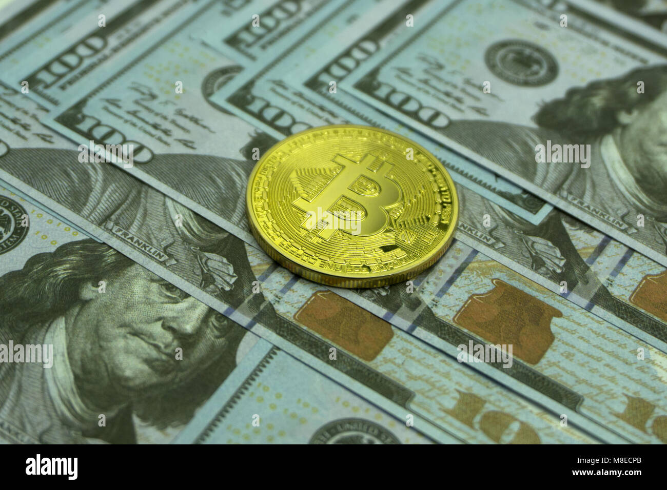 Bitcoin d'argent se trouve sur 100 dollar bills , Banque D'Images