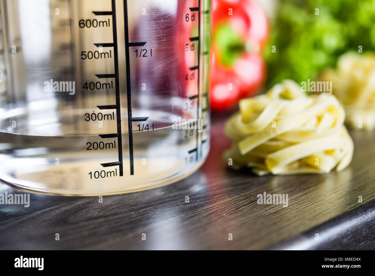 0ccm 0 Ml D Eau Dans Une Tasse A Mesurer Sur Un Comptoir De Cuisine Avec Des Aliments Photo Stock Alamy