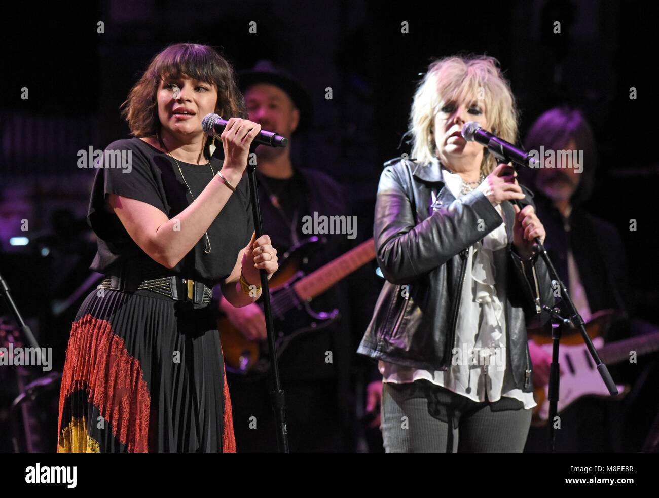 New York, NY, USA. Mar 15, 2018. Norah Jones, Lucinda Williams présents pour LOVE ROCKS NYC !, Beacon Theater, New York, NY 15 Mars, 2018. Credit : Derek Storm/Everett Collection/Alamy Live News Banque D'Images