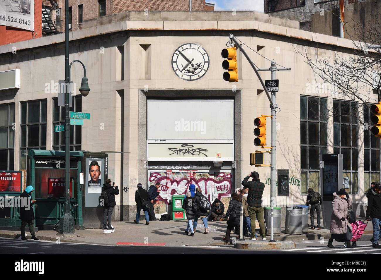 New York, USA. 16 mars, 2018. L'artiste de rue Banksy derniers travaux est une image de l'exécutant à l'intérieur du rat une horloge comme un hamster sur une roue d'exercice le 16 mars 2018 à New York. Crédit : Erik Pendzich/Alamy Live News Banque D'Images