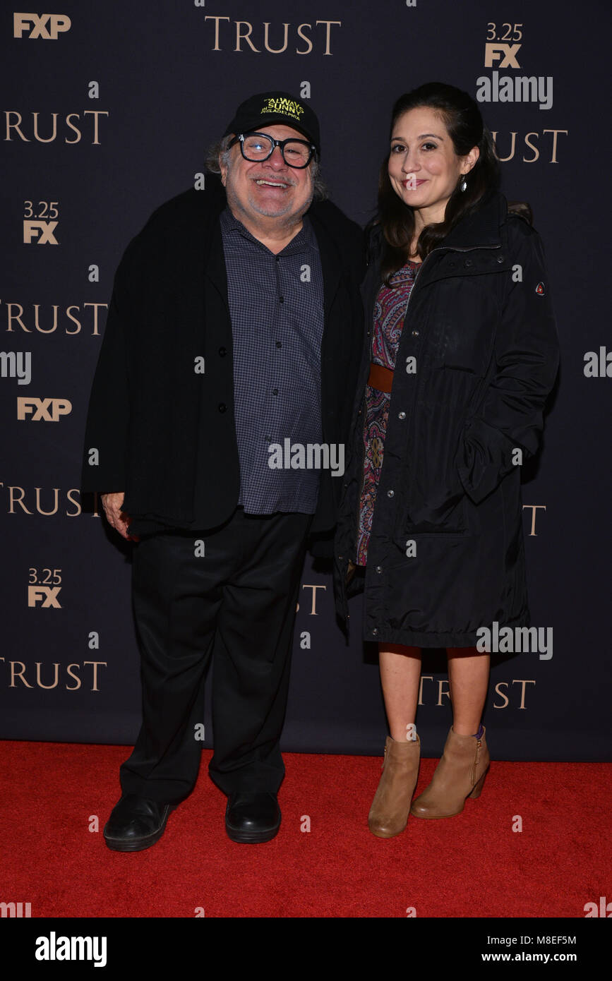 New York, USA . 15 mars, 2018. Danny DeVito et Lucy DeVito assister à la partie des étoiles 2018 Annuel à FX SVA Theatre le 15 mars 2018 dans la ville de New York. Crédit : Erik Pendzich/Alamy Live News Banque D'Images