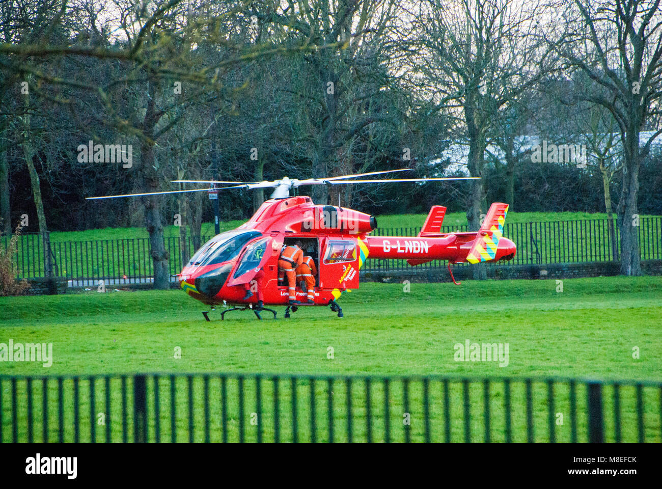 London, UK, 16/03/20018 London air ambulance en action sur Wandsworth Common. Credit : JOHNNY ARMSTEAD/Alamy Live News Banque D'Images