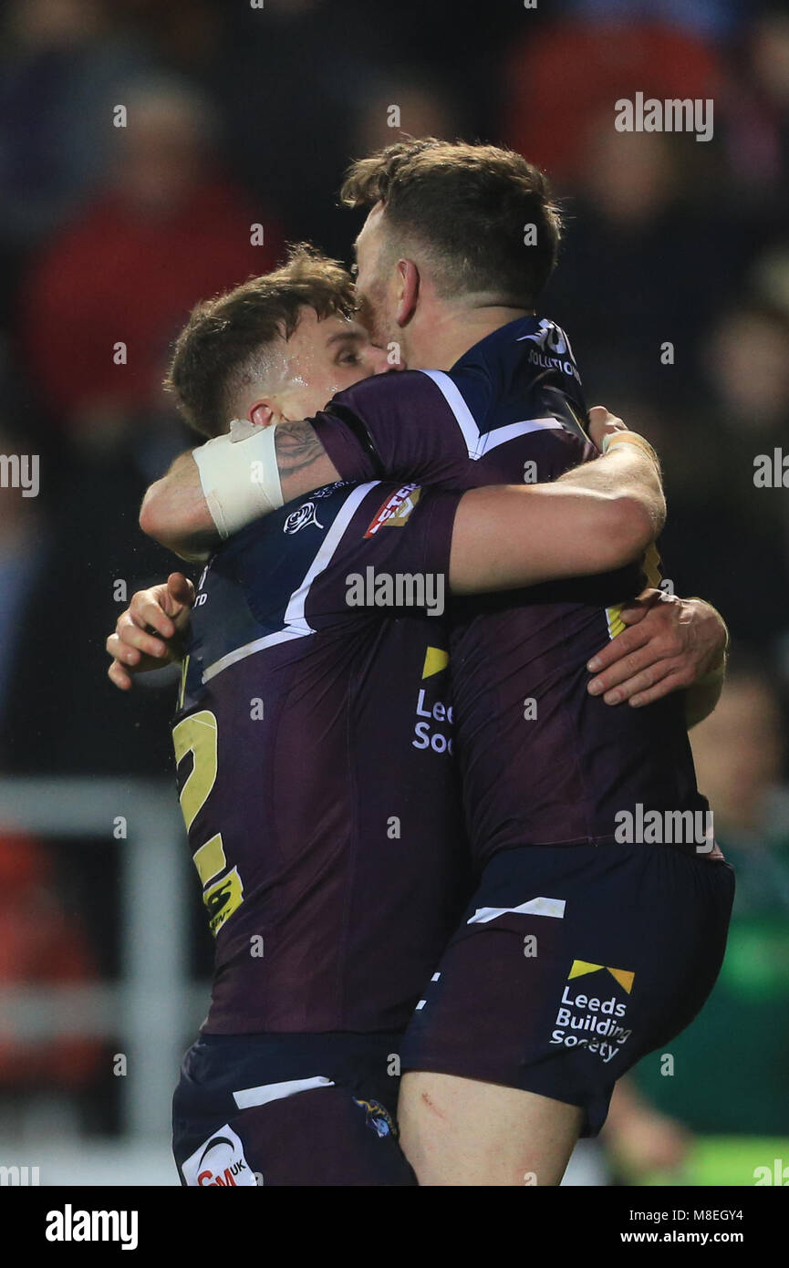 St Helens,Merseyside (Royaume-Uni). 16 mars 2018, Stade totalement méchants, St Helens, Merseyside, Angleterre ; Betfred Super League rugby, ronde 6, St Helens contre Leeds Rhinos ; Richie Myler de Leeds Rhinos fête ses essayer avec Ash Handley de Leeds Rhinos Credit : Nouvelles Images/Alamy Live News Banque D'Images