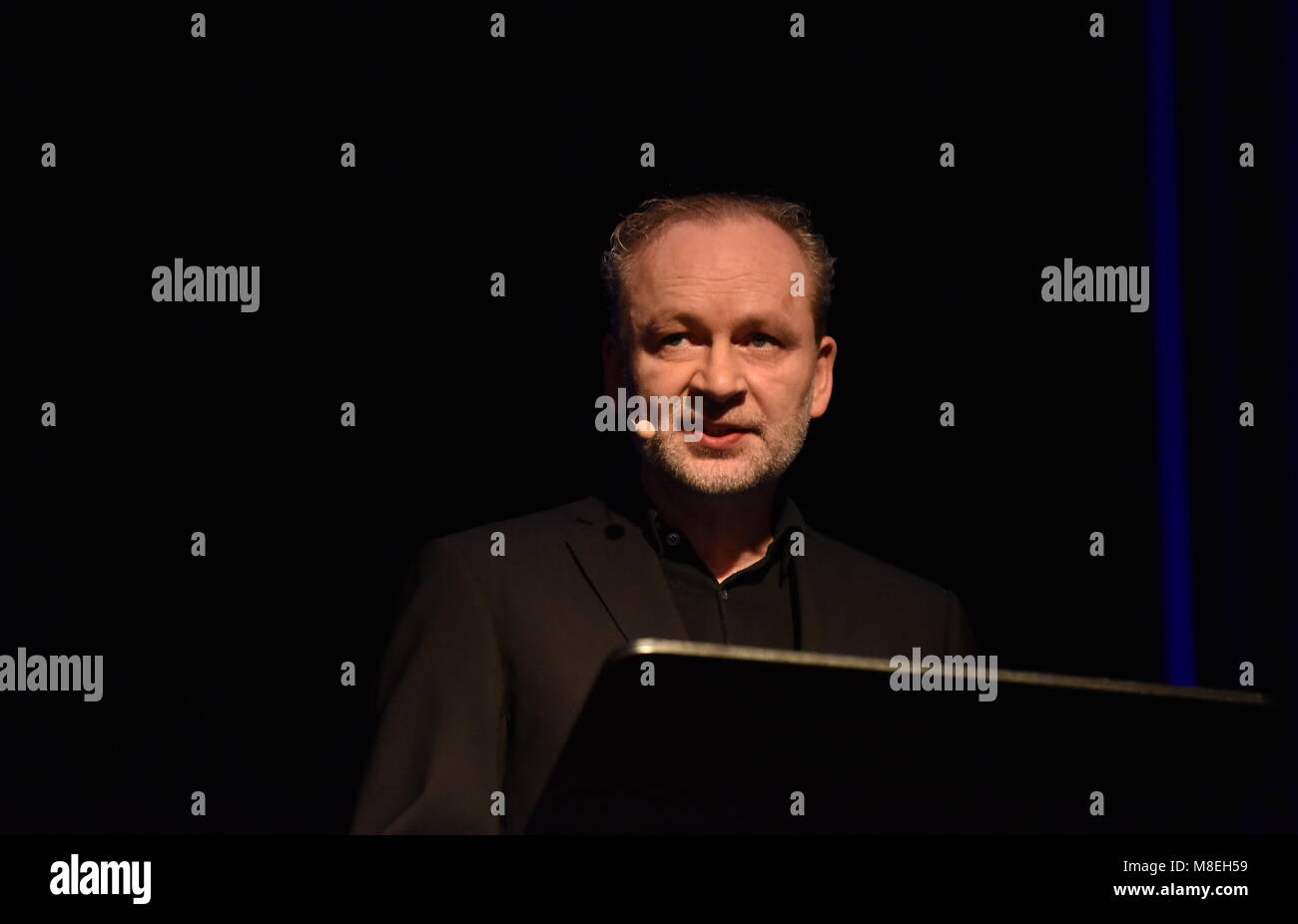 15 mars 2018, l'Allemagne, Cologne : Auteur Ferdinand von Schirach se lit au cours de la 'allumé.Cologne' festival international de la littérature. - Pas de service de fil - Photo : Horst Galuschka/dpa Banque D'Images