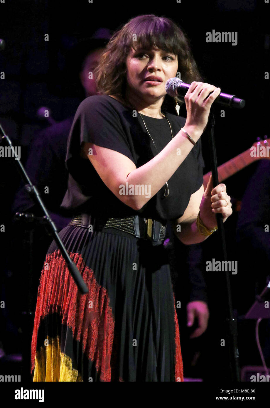 New York City, New York, USA. Mar 15, 2018. Chanteuse Norah Jones effectue au cours de la deuxième assemblée annuelle des roches Amour NYC ! Un concert-bénéfice au profit de l'amour de Dieu nous livrer tenue au Beacon Theatre. Credit : Nancy/Kaszerman ZUMA Wire/Alamy Live News Banque D'Images
