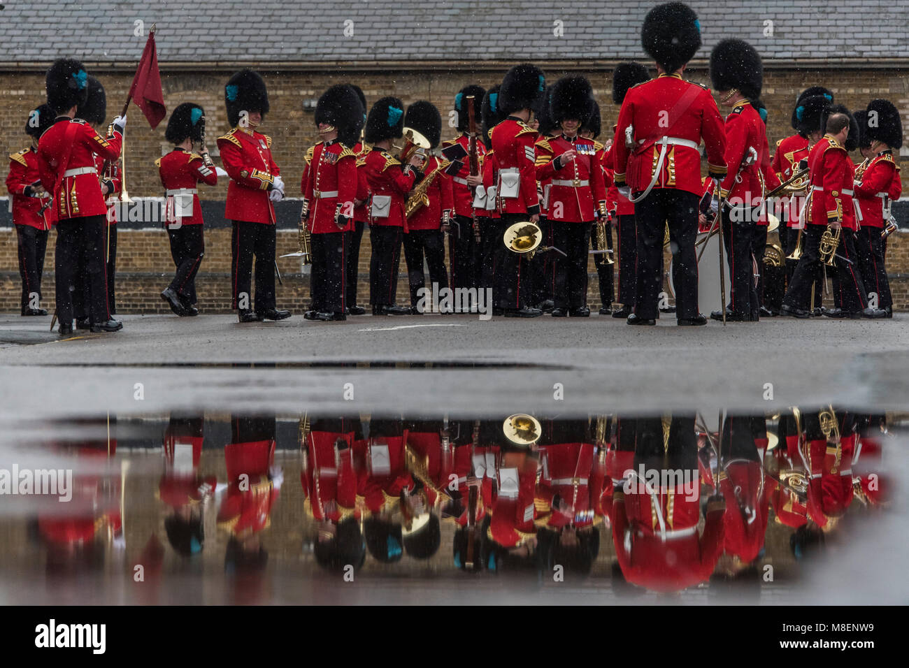 Londres, Royaume-Uni, 17 mars 2018. La bande de papier dans la neige légère - Le duc de Cambridge, le colonel de l'Irish Guards, accompagnée de la duchesse de Cambridge, a visité le 1er bataillon Irish Guards à leur parade de la Saint Patrick. 350 soldats ont marché sur le terrain de parade au quartier de cavalerie dirigée par leur mascotte, l'Irish Wolfhound Donald Mormaer. Banque D'Images