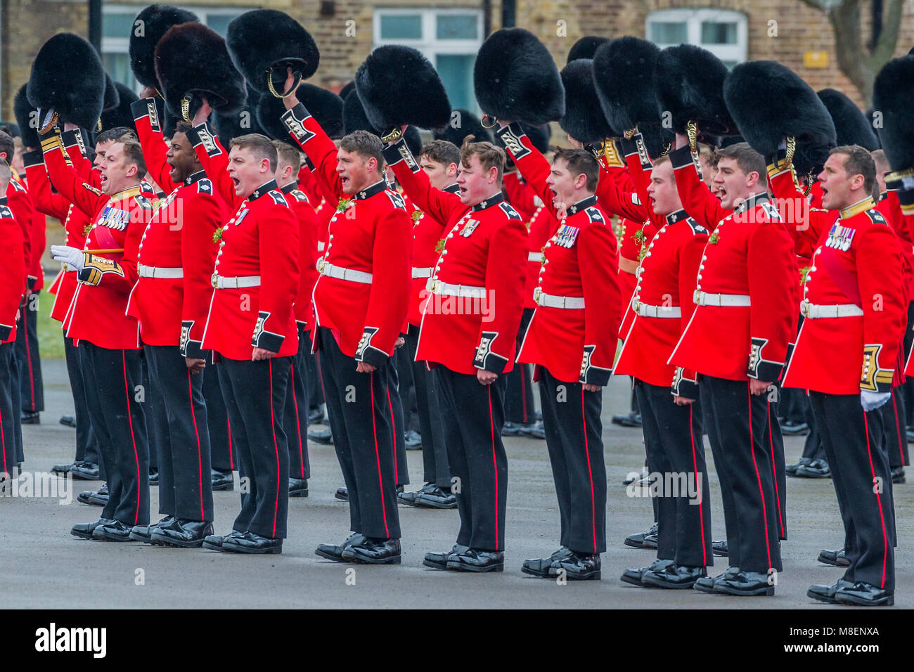 Londres, Royaume-Uni, 17 mars 2018. Trois hourras pour le couple royal - le duc de Cambridge, le colonel de l'Irish Guards, accompagnée de la duchesse de Cambridge, a visité le 1er bataillon Irish Guards à leur parade de la Saint Patrick. 350 soldats ont marché sur le terrain de parade au quartier de cavalerie dirigée par leur mascotte, l'Irish Wolfhound Donald Mormaer. Banque D'Images