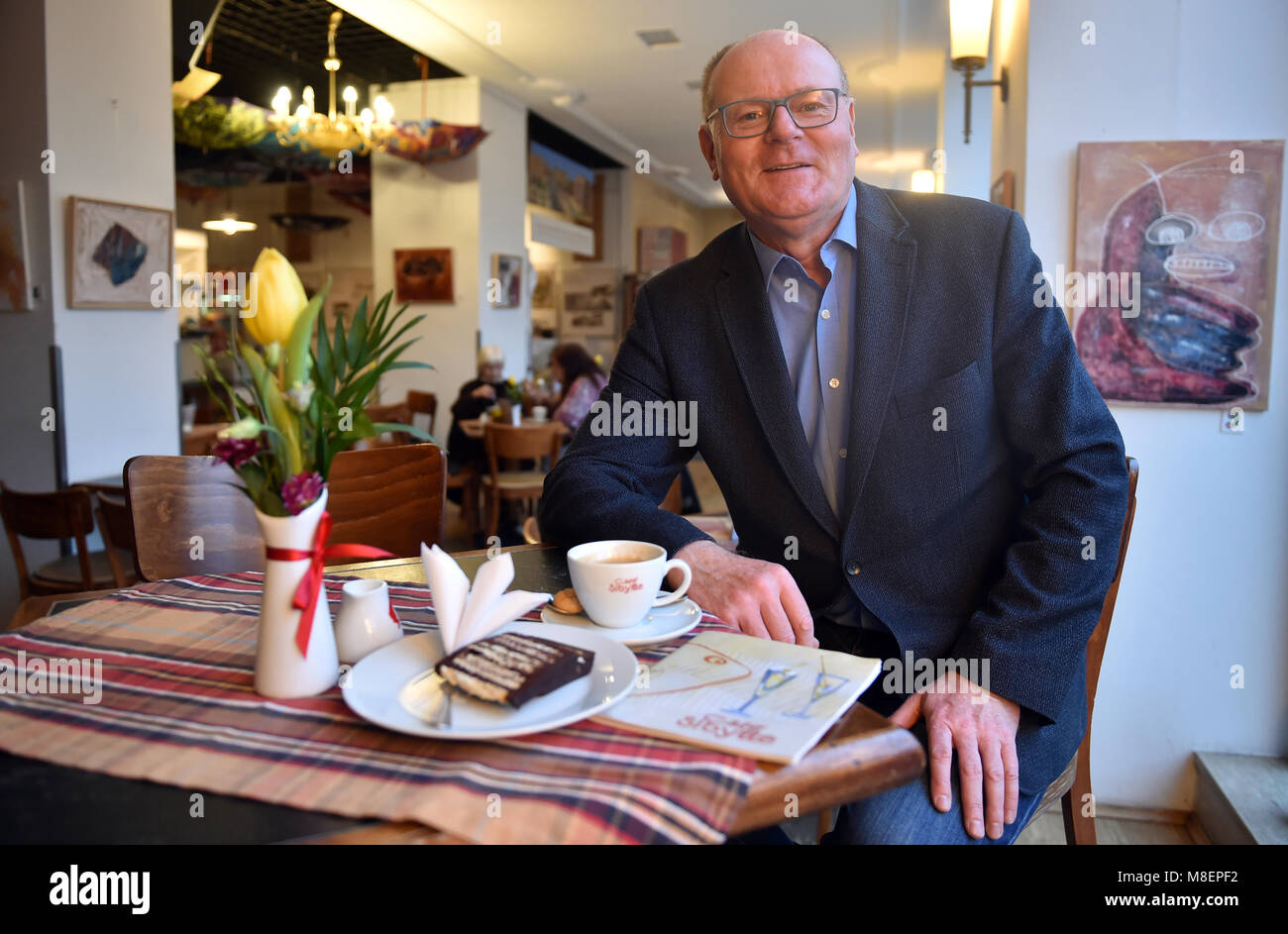 13 mars 2018, Allemagne, Berlin : Uwe Radack, gestionnaire, se tient à une table dans son Cafe Sibylle. Le café a été fondé en 1953 et est situé dans un bâtiment classé sur la Karl-Marx-Allee, qui était appelé Stalinallee jusqu'en 1961 dans le quartier berlinois de Berlin-Friedrichshain. Photo : Britta Pedersen/dpa-Zentralbild/ZB Banque D'Images
