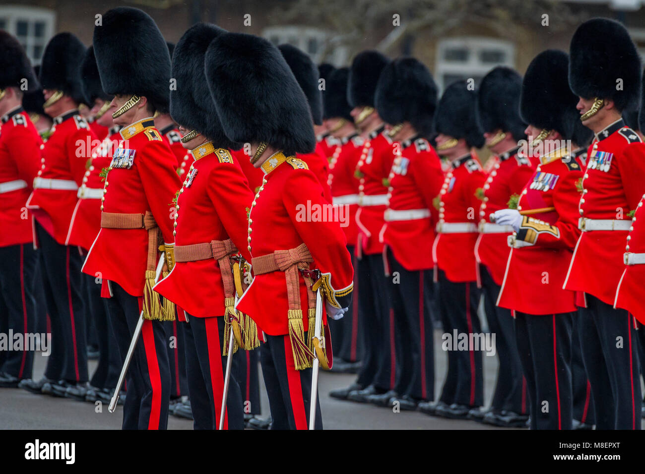 Londres, Royaume-Uni, 17 mars 2018. Le duc de Cambridge, le colonel de l'Irish Guards, accompagnée de la duchesse de Cambridge, a visité le 1er bataillon Irish Guards à leur parade de la Saint Patrick. Crédit : Guy Bell/Alamy Live News Banque D'Images