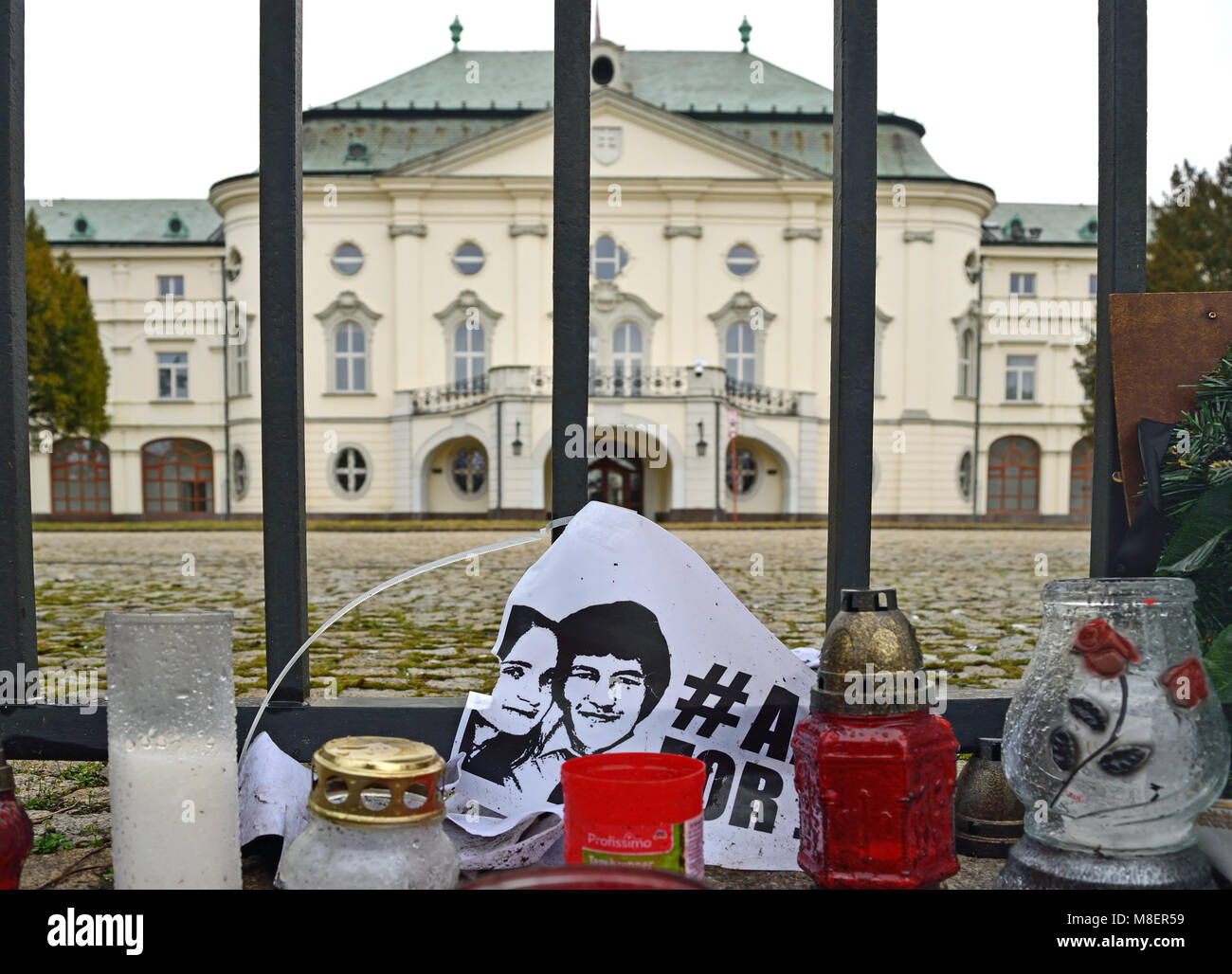 Bratislava, Slovaquie. 16 mars 2018. Un regard triste à la note de service photographie de la journaliste assassinée Jan Kuciak et Martina Kusnirova avec l'inscription "tous pour jan' en face de l'immeuble de l'Office du Gouvernement de la République slovaque à Bratislava. Credit : lazuri/Alamy Live News. Banque D'Images