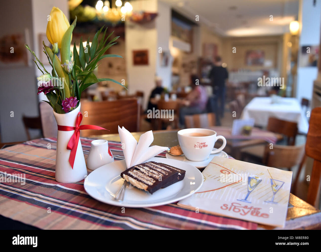 13 mars 2018, Allemagne, Berlin : un gâteau, connu sous le nom de 'Kalter Hund' (lit.) chien froid est servi sur une table à café à Sibylle. Le café a été fondé en 1953 et est situé dans un bâtiment classé sur la Karl-Marx-Allee, qui était appelé Stalinallee jusqu'en 1961, dans le quartier berlinois de Berlin-Friedrichshain. Photo : Britta Pedersen/dpa-Zentralbild/ZB Banque D'Images