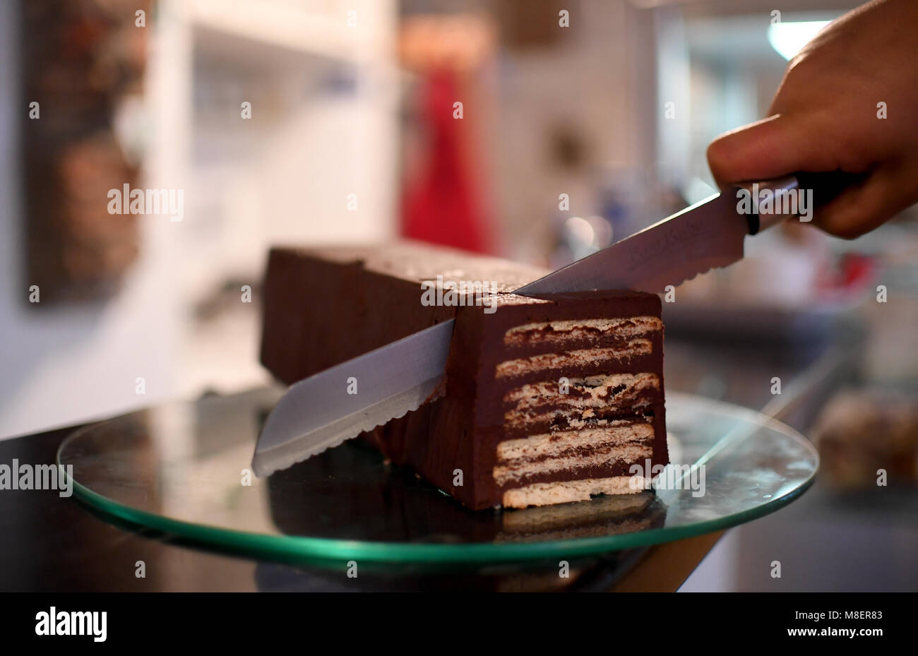 13 mars 2018, Allemagne, Berlin : un gâteau, connu sous le nom de 'Kalter Hund' (lit.) chien froid est servi sur une table à café à Sibylle. Le café a été fondé en 1953 et est situé dans un bâtiment classé sur la Karl-Marx-Allee, qui était appelé Stalinallee jusqu'en 1961, dans le quartier berlinois de Berlin-Friedrichshain. Photo : Britta Pedersen/dpa-Zentralbild/ZB Banque D'Images