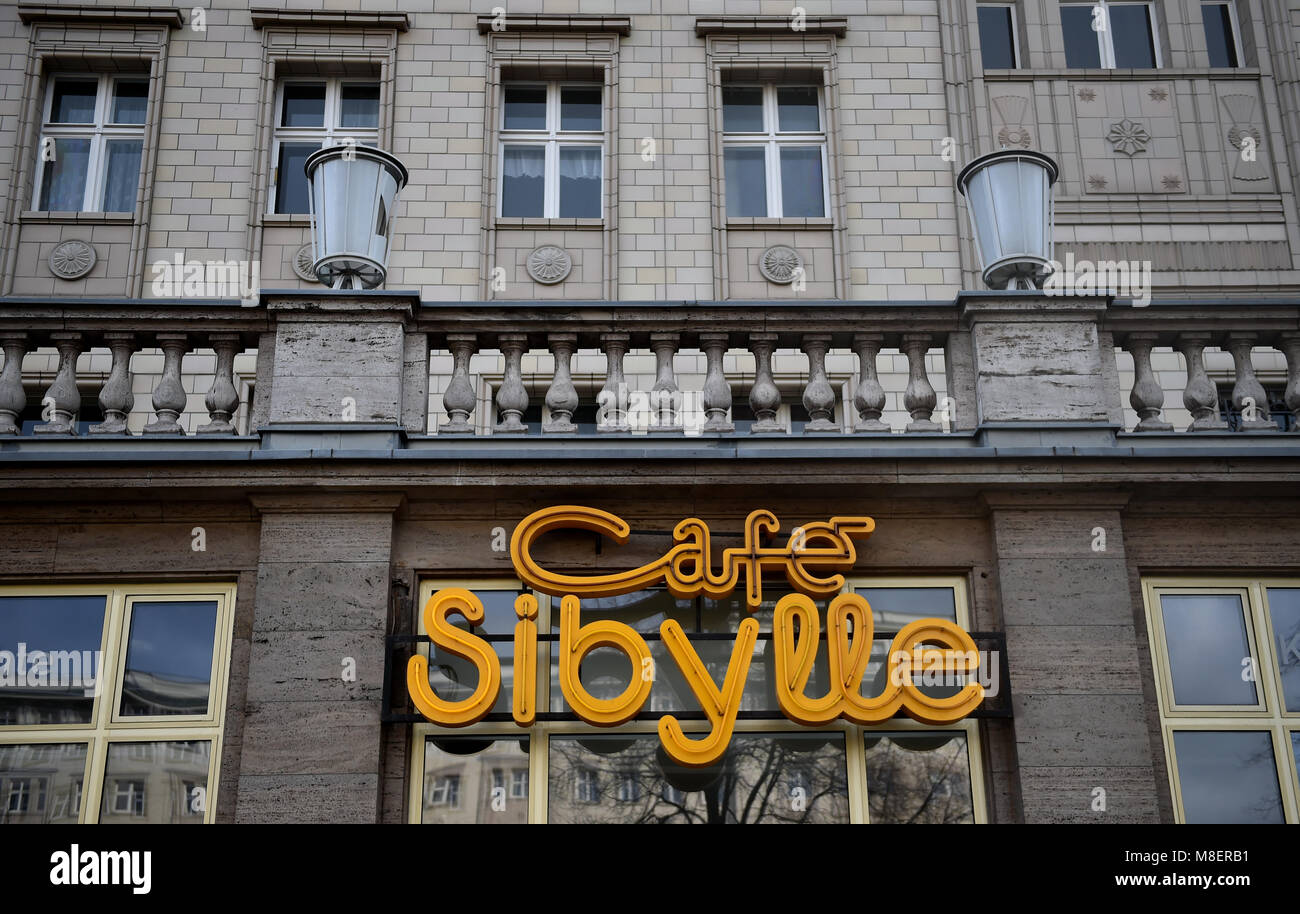 13 mars 2018, Allemagne, Berlin : l'avant de Cafe Sibylle. Le café a été fondé en 1953 et est situé dans un bâtiment classé sur la Karl-Marx-Allee, qui était appelé Stalinallee jusqu'en 1961, dans le quartier berlinois de Berlin-Friedrichshain. Photo : Britta Pedersen/dpa-Zentralbild/ZB Banque D'Images