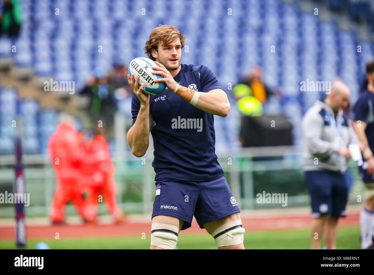 Rome, Italie. 17 février 2018. Ecosse de deuxième ligne Richie Gray dans le réchauffer dans le match contre l'Italie au Championnat 2018 6NatWest Massimiliano Carnabuci/Alamy Live News Banque D'Images