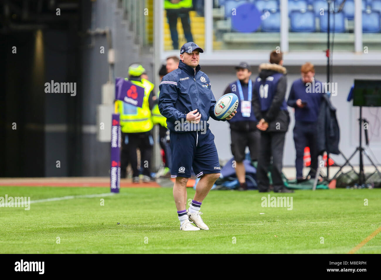 Rome, Italie. 17 février 2018. L'entraîneur-chef de l'Ecosse Gregor Townsend dans la réchauffer dans le match contre l'Italie au Championnat 2018 6NatWest Massimiliano Carnabuci/Alamy Live News Banque D'Images