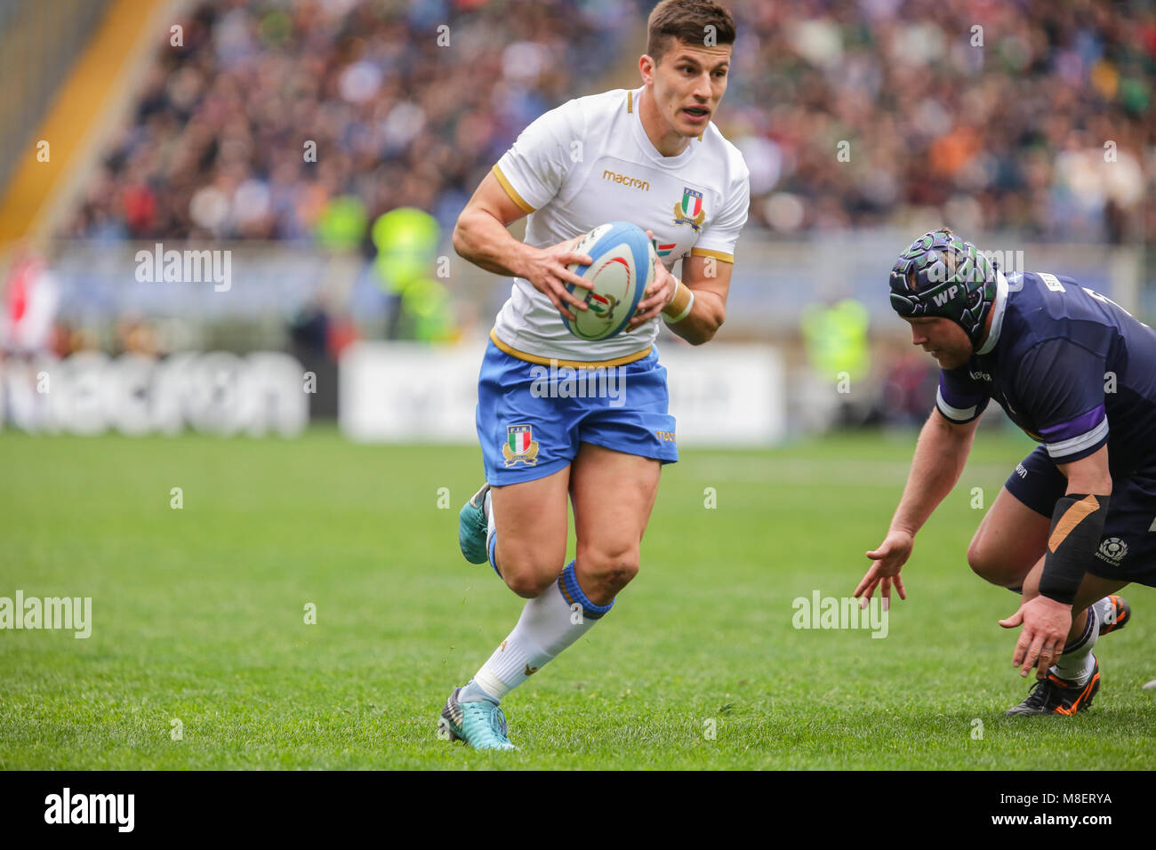 Rome, Italie. 17 février 2018. Italie's fly moitié Tommaso Allan porte le ballon dans le match contre l'Écosse en championnat 6NatWest 2018 Massimiliano Carnabuci/Alamy Live News Banque D'Images