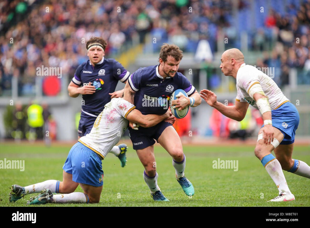 Rome, Italie. 17 février 2018. Centre de l'Ecosse Peter Horne tente de résister à l'Italie dans la défense du championnat 2018 6NatWest Massimiliano Carnabuci/Alamy Live News Banque D'Images