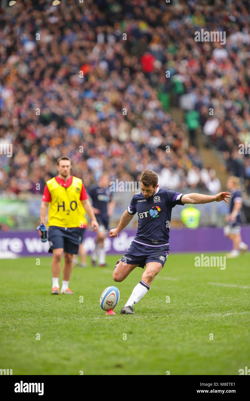 Rome, Italie. 17 février 2018. Le capitaine de l'Ecosse Greg Laidlaw éruptions pour la conversion après un essai dans le match contre l'Italie au Championnat 2018 6NatWest Massimiliano Carnabuci/Alamy Live News Banque D'Images