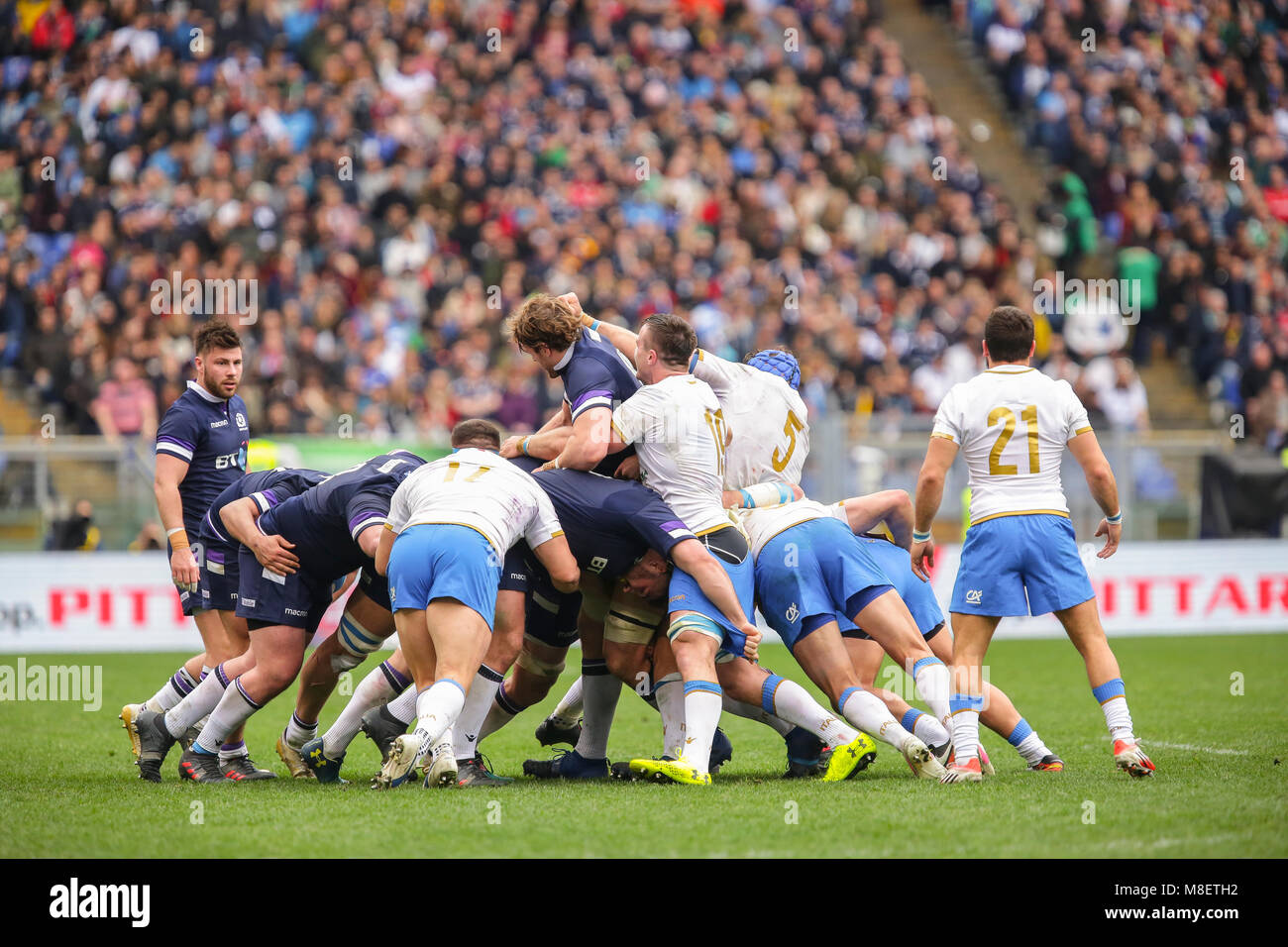 Rome, Italie. 17 février 2018. L'équipe de l'Ecosse pousse en avant avec le maul dans le match contre l'Italie au Championnat 2018 6NatWest Massimiliano Carnabuci/Alamy Live News Banque D'Images