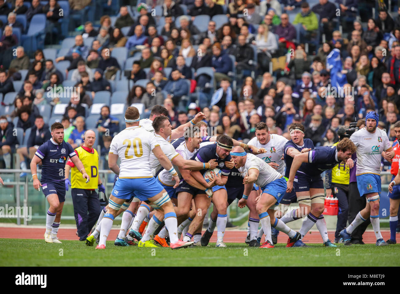 Rome, Italie. 17 février 2018. Scotland's prop Stuart Mcinally porte le ballon en avant dans le match contre l'Italie au Championnat 2018 6NatWest Massimiliano Carnabuci/Alamy Live News Banque D'Images