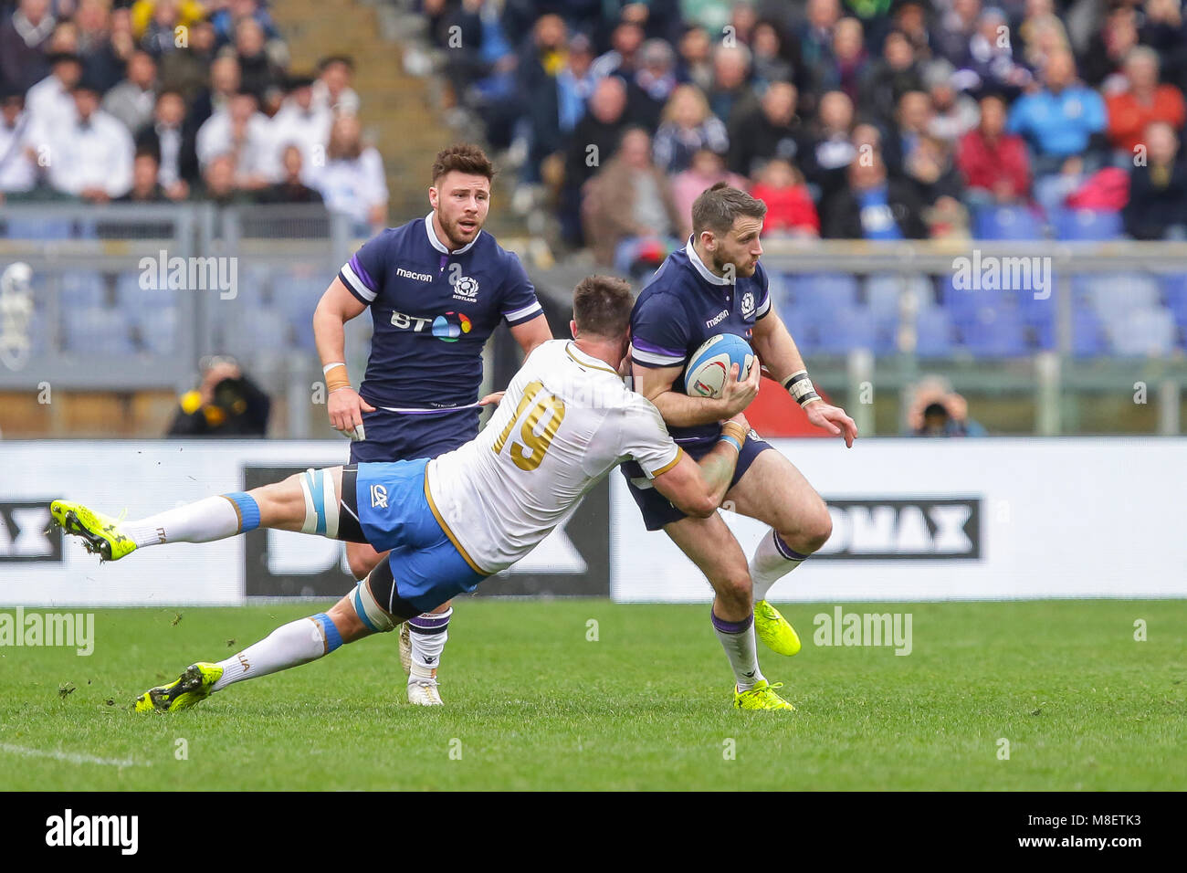 Rome, Italie. 17 février 2018. L'aile de l'Ecosse Tommy Seymour tente de briser un plaquage dans le match contre l'Italie au Championnat 2018 6NatWest Massimiliano Carnabuci/Alamy Live News Banque D'Images