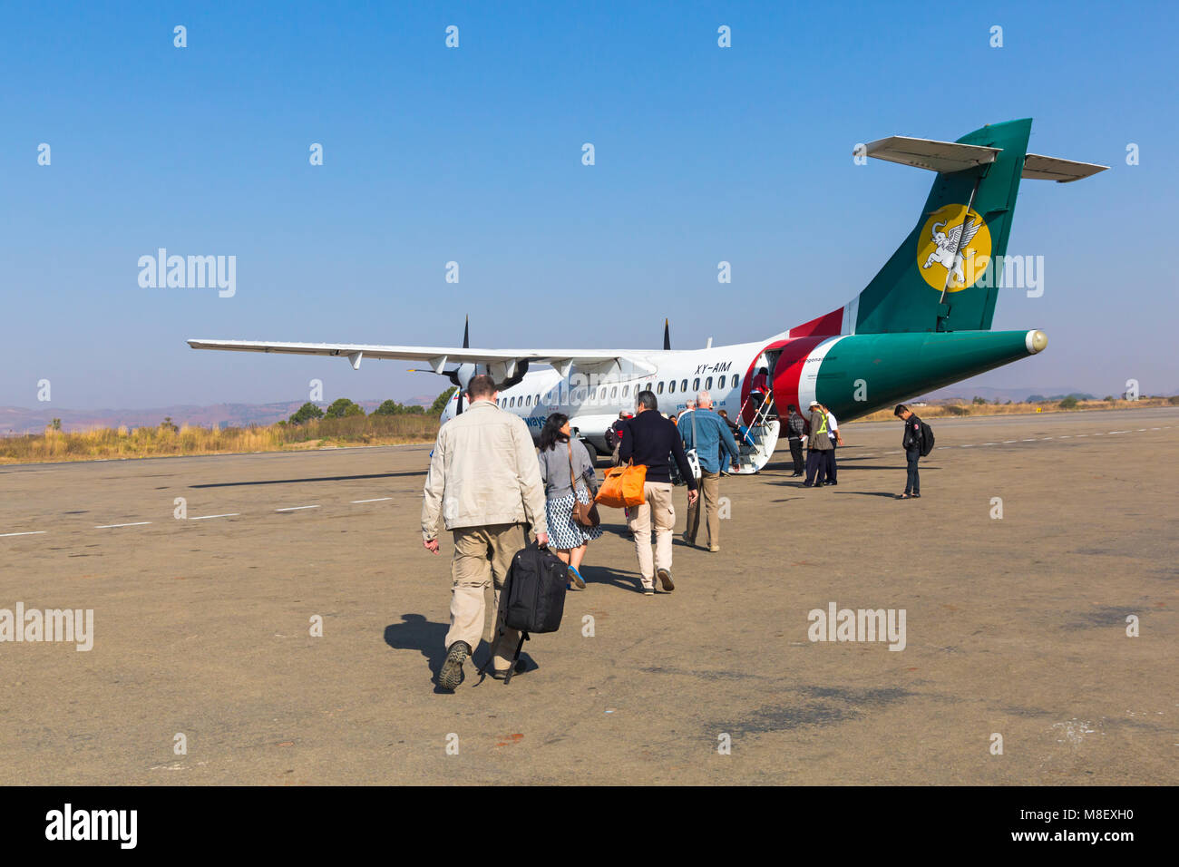 Passagers à bord de l'avion Yangon Airways ATR 42/72 - MSN 479 avion à l'aéroport de Heho près du lac Inle, Myanmar (Birmanie), Asie Banque D'Images