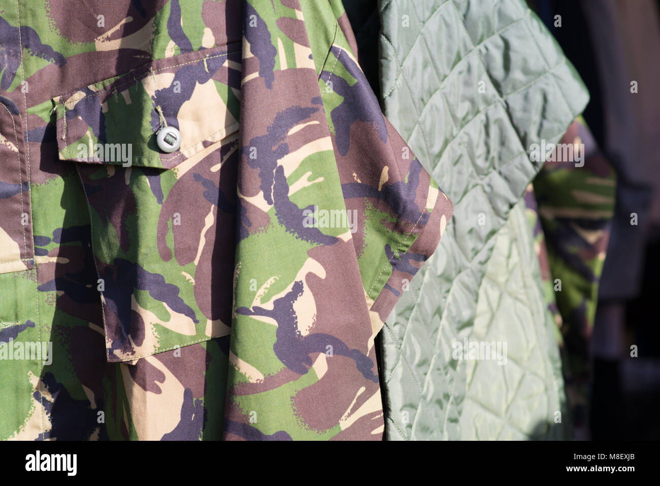Veste militaire camouflée avec veste matelassée en arrière-plan Photo Stock  - Alamy