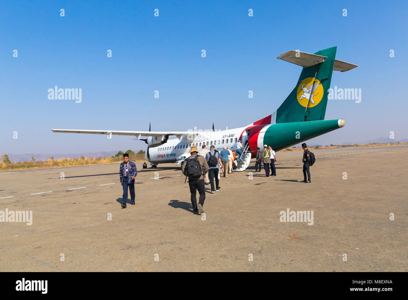 Passagers se rendant à pied à Yangon Airways ATR 42/72 - MSN 479 avion avion avion pour embarquer à l'aéroport de Heho près du lac Inle, Myanmar (Birmanie), Asie Banque D'Images