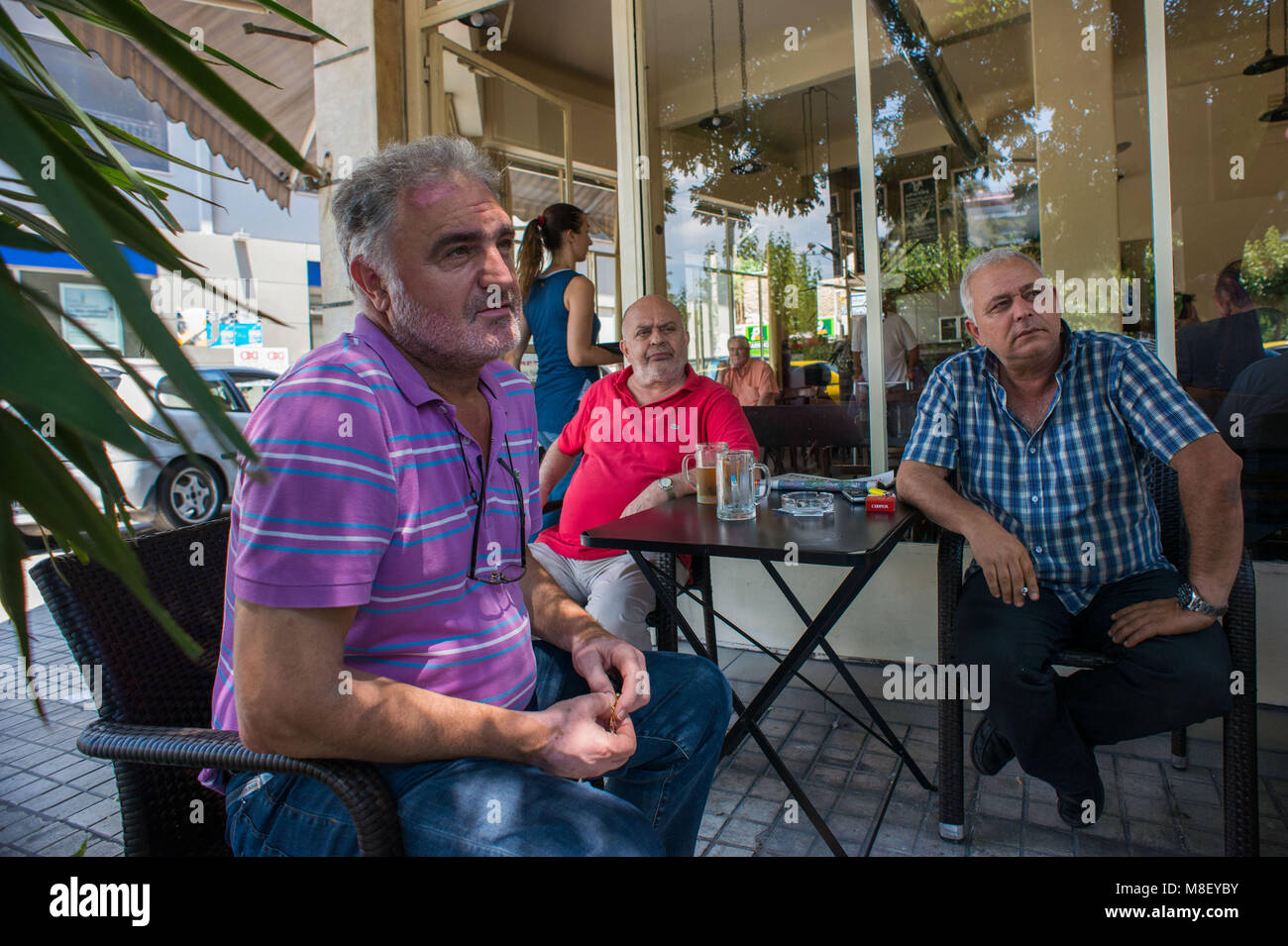 Athènes. Les personnes âgées à venir discuter sur le référendum dans un cafe, Kypseli square. La Grèce. Banque D'Images
