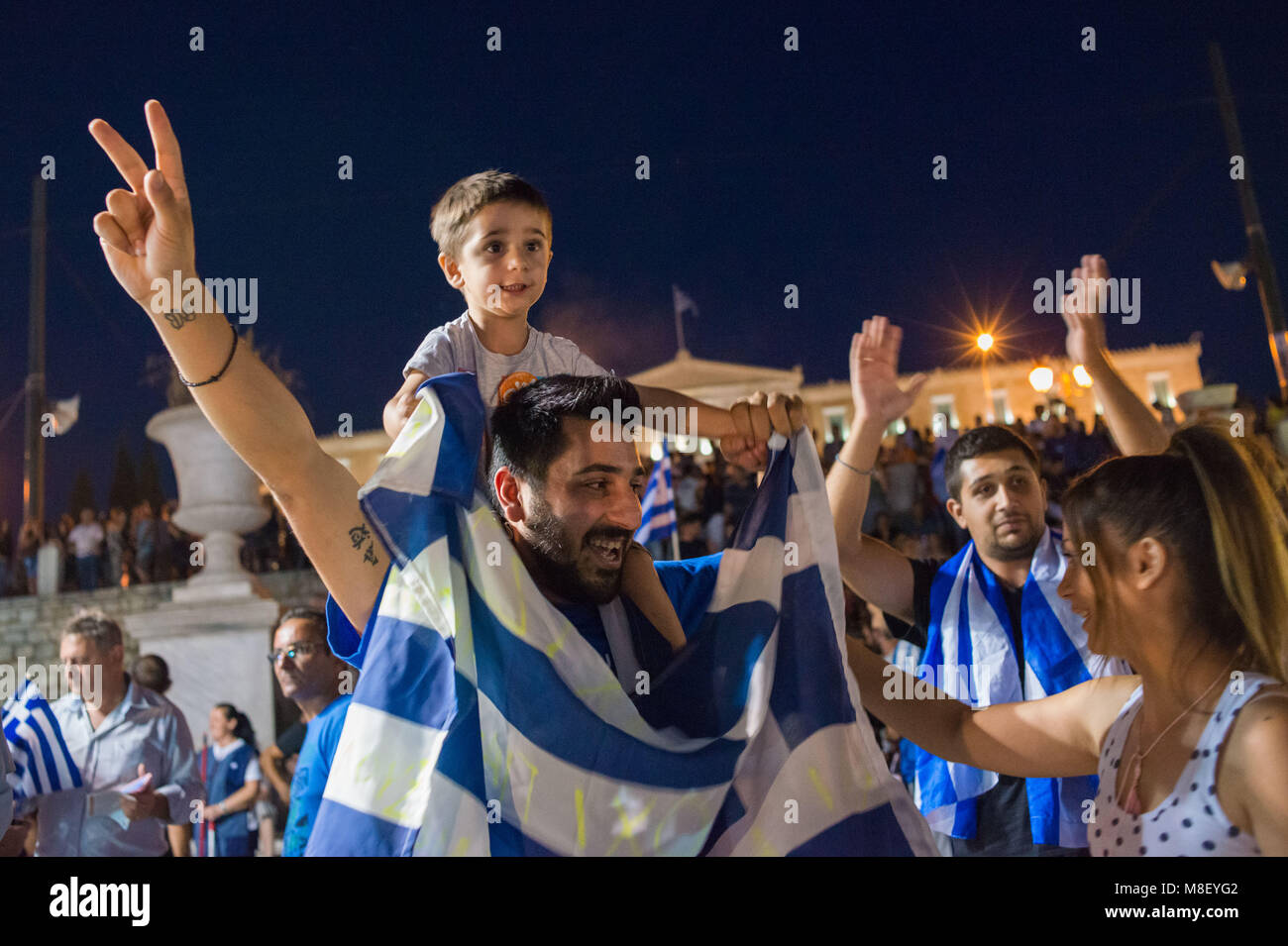 Athènes. Les gens célèbrent en face du Parlement grec la victoire pour l'Oxi, ou non, dans le référendum grec, la place Syntagma. La Grèce. Banque D'Images