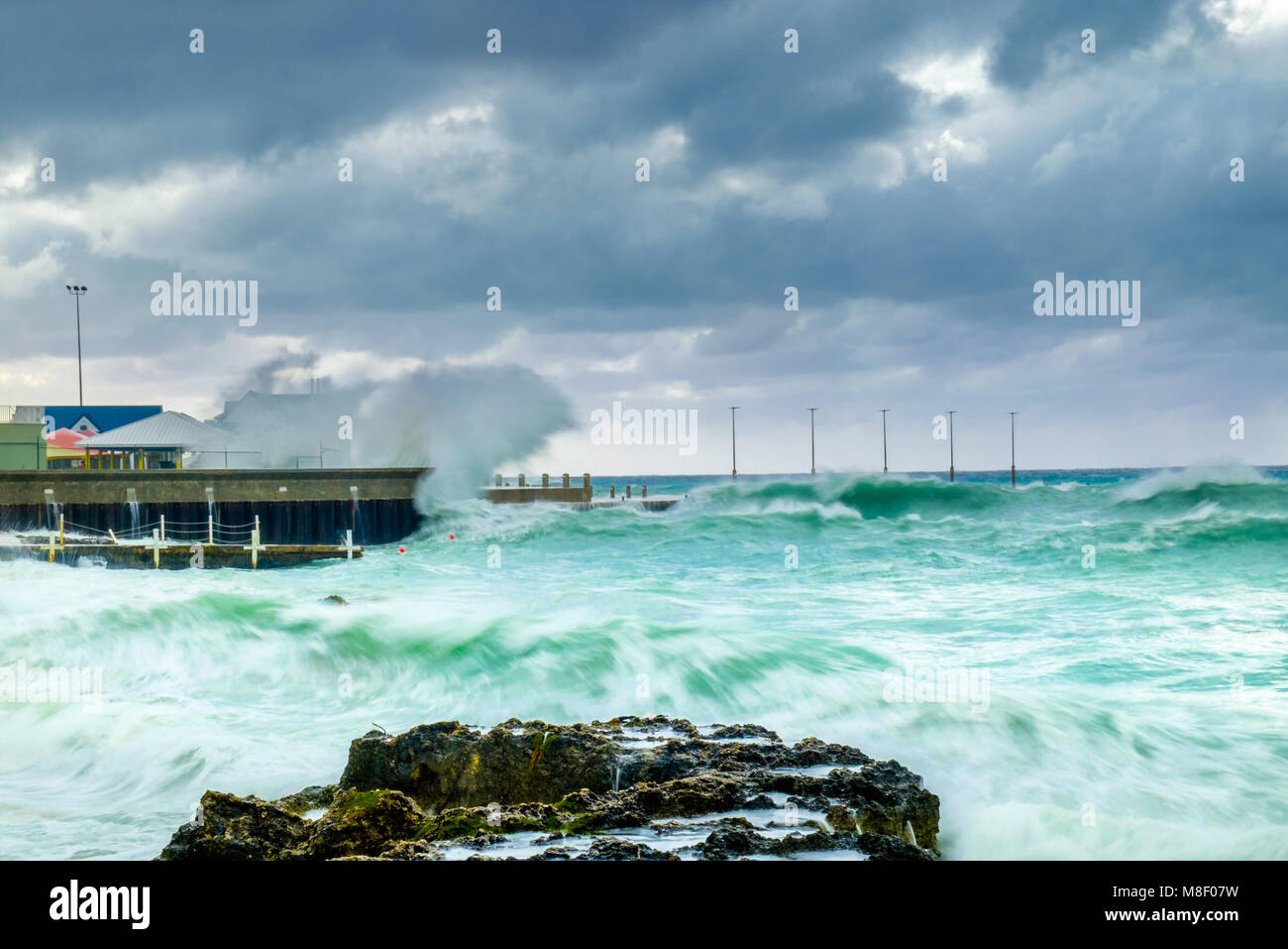 Tempête sur la mer des Caraïbes, George Town, Grand Cayman, Cayman Islands Banque D'Images